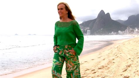 Helo Pinheiro, real Girl From Ipanema returns to Rio beach,。